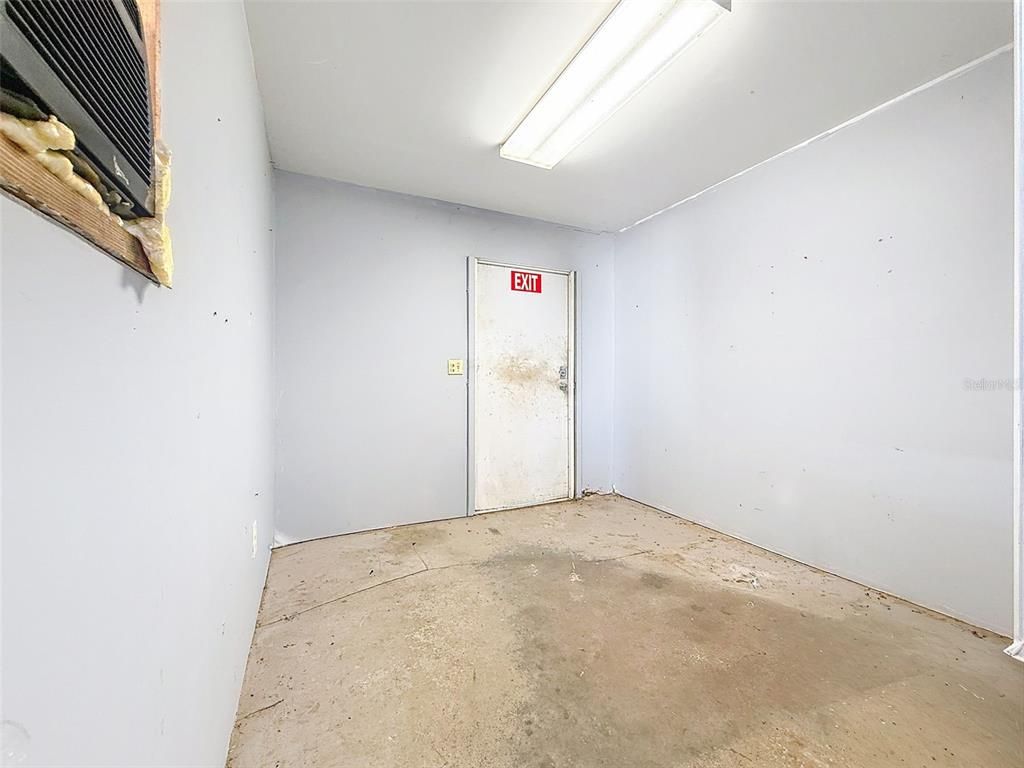 Empty room, Interior