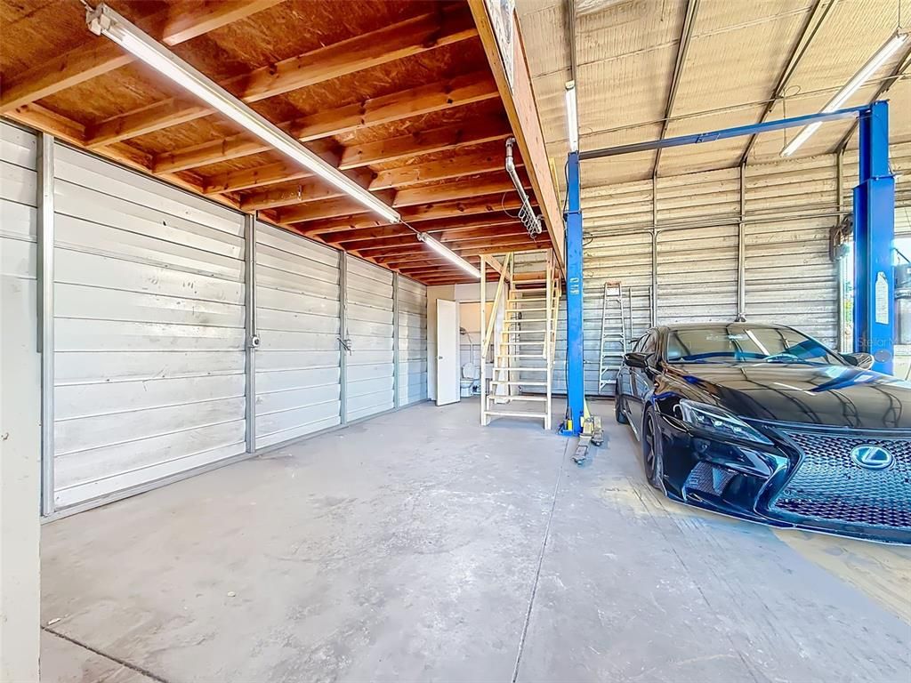 Garage, Interior, Wooden Beams