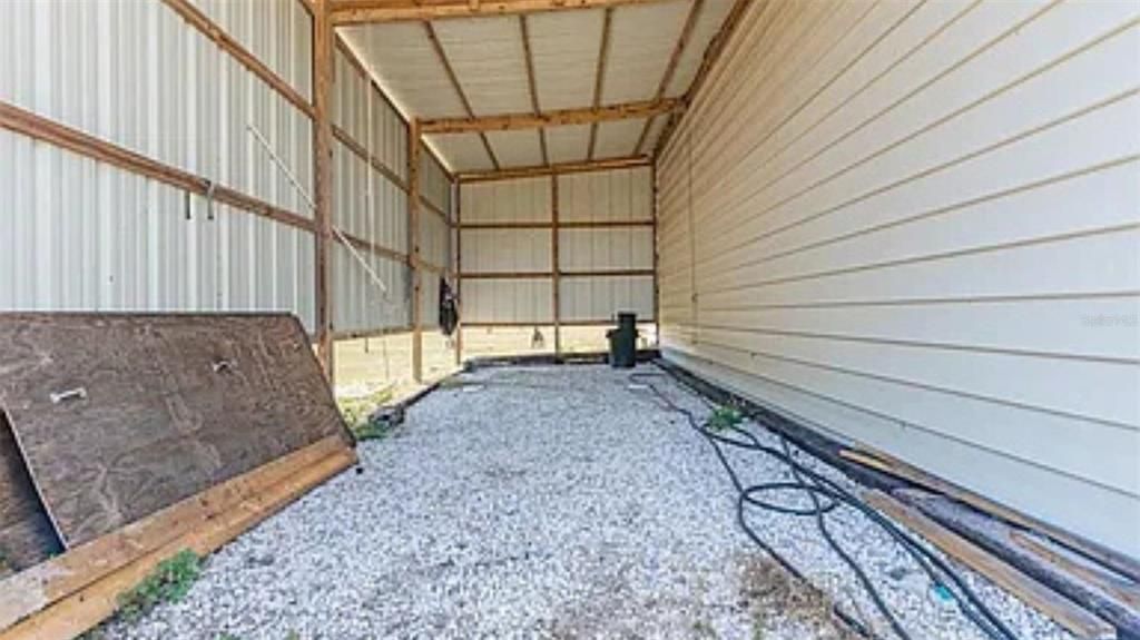 Exterior, Garage, Wooden Beams