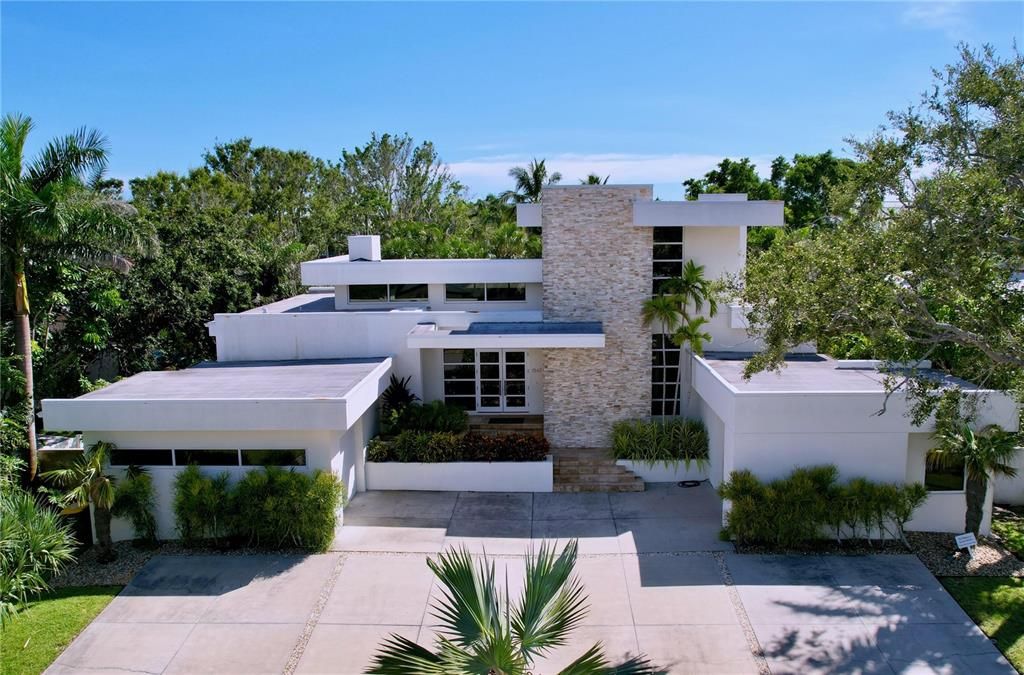 Exterior, Facade, Modern