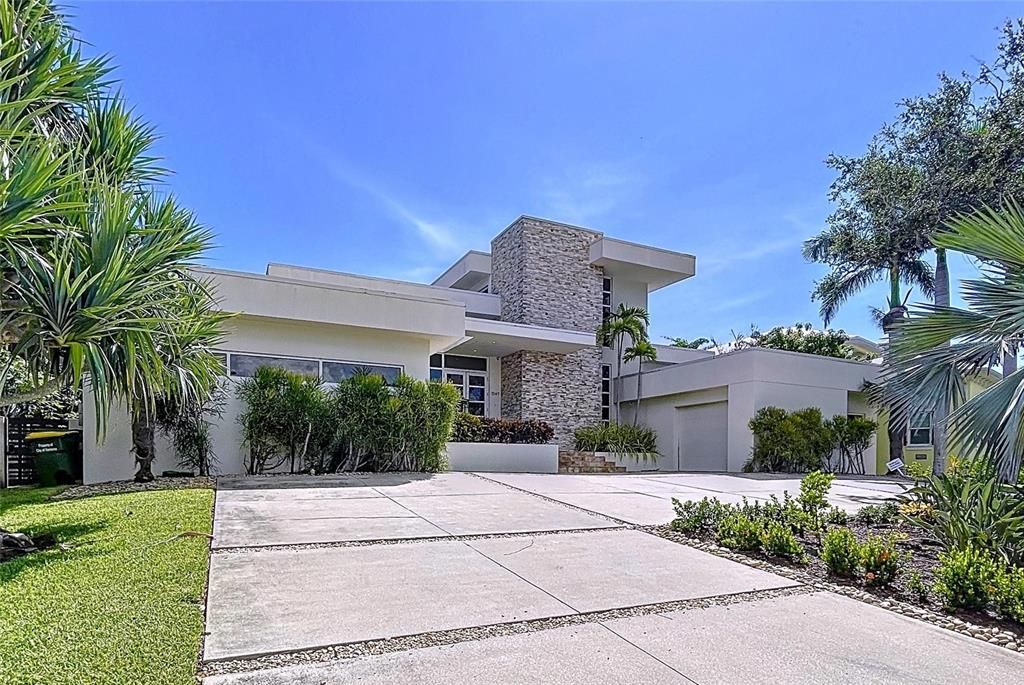 Attached, Exterior, Facade, Brick Facade, Modern