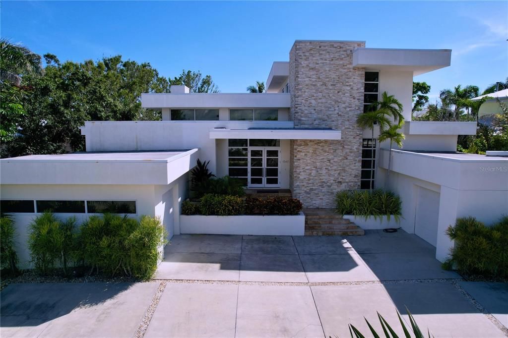 Exterior, Facade, Modern