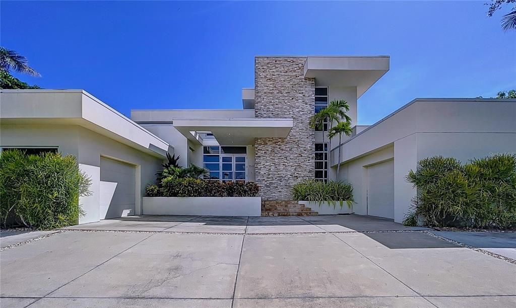 Attached, Exterior, Facade, Modern