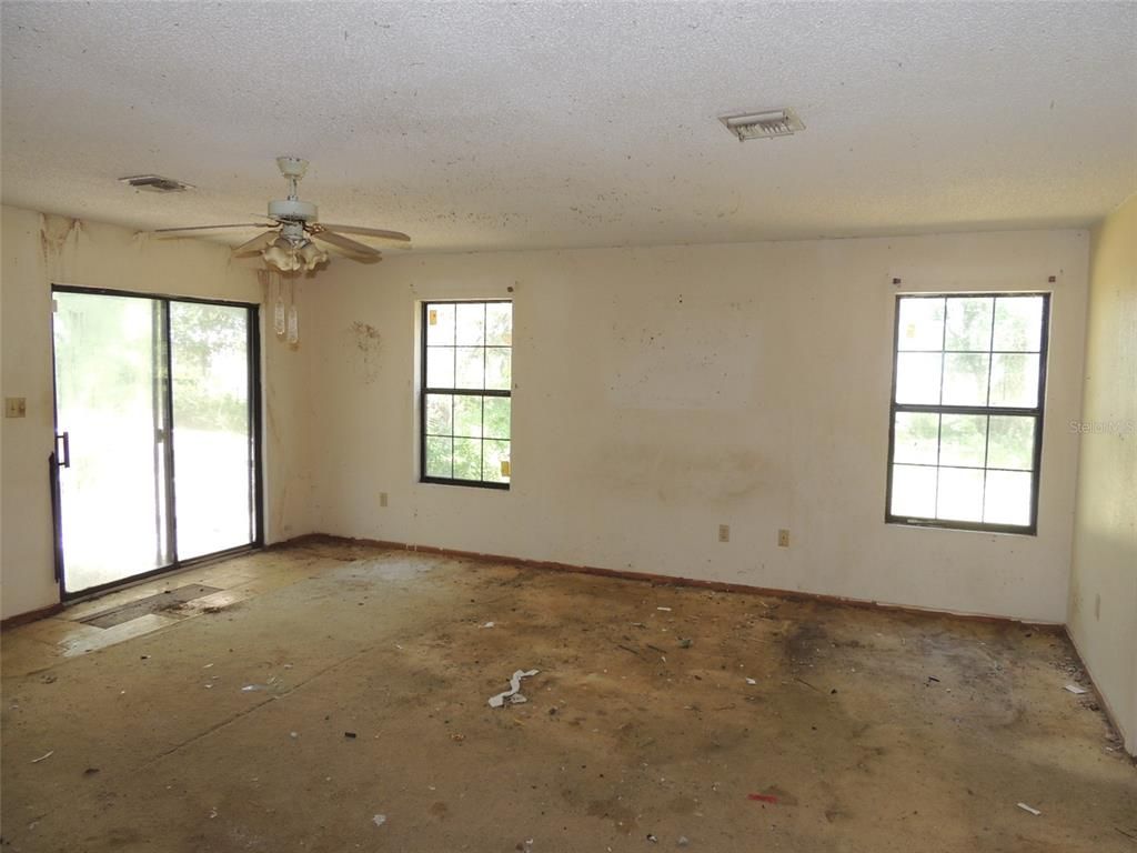 Empty room, Interior