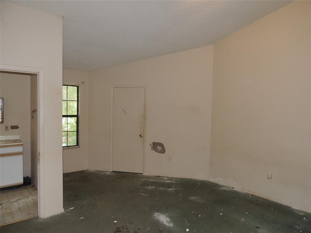 Empty room, Interior