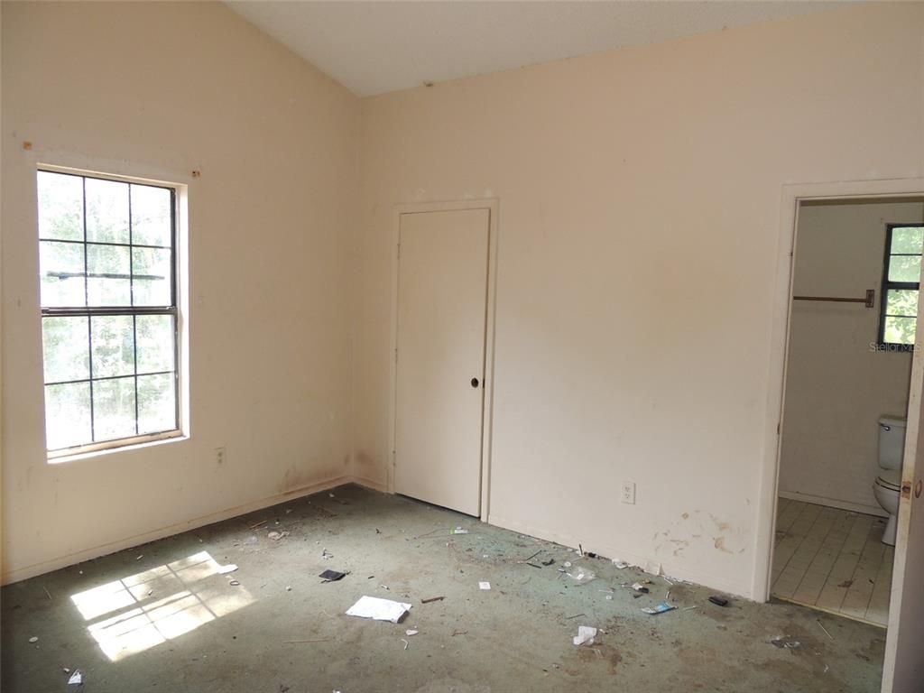 Empty room, Interior