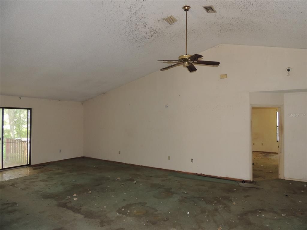 Empty room, Interior