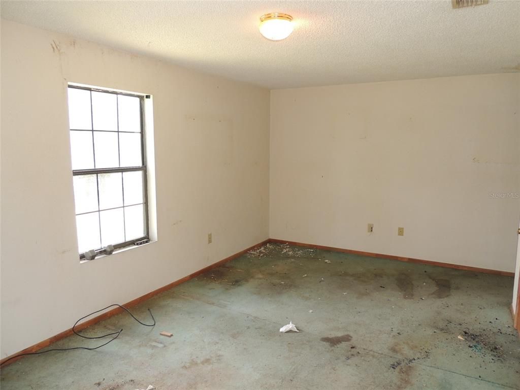 Empty room, Interior