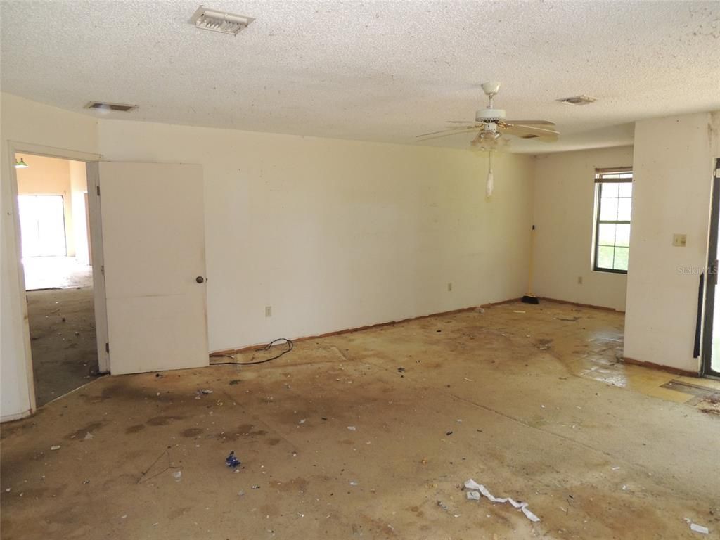 Empty room, Interior