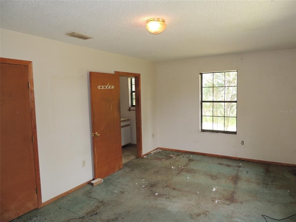 Empty room, Interior