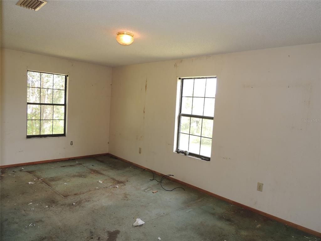 Empty room, Interior