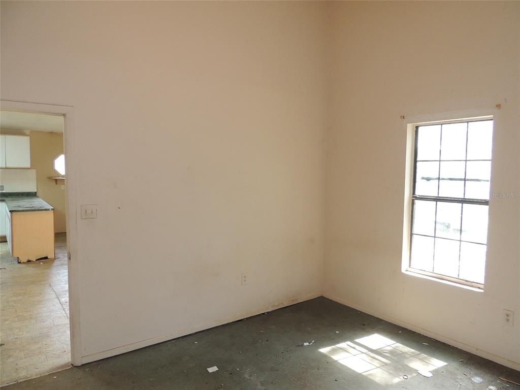 Empty room, Interior