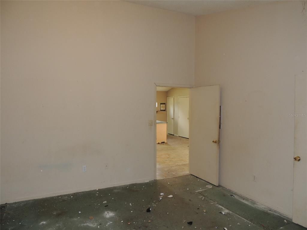 Empty room, Interior