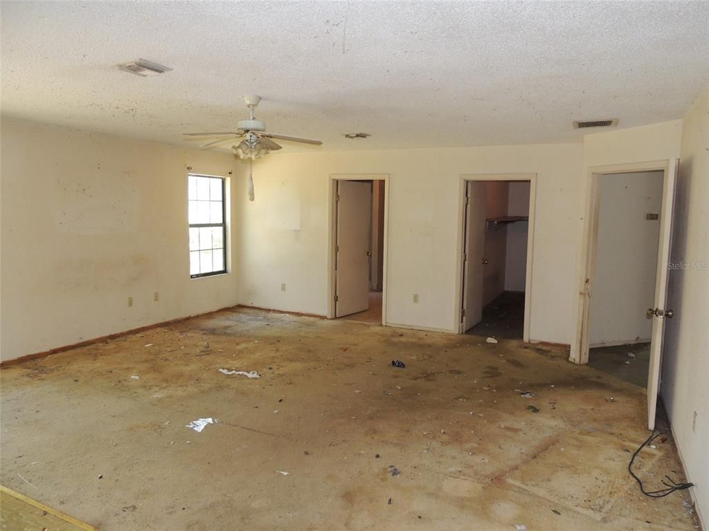 Empty room, Interior
