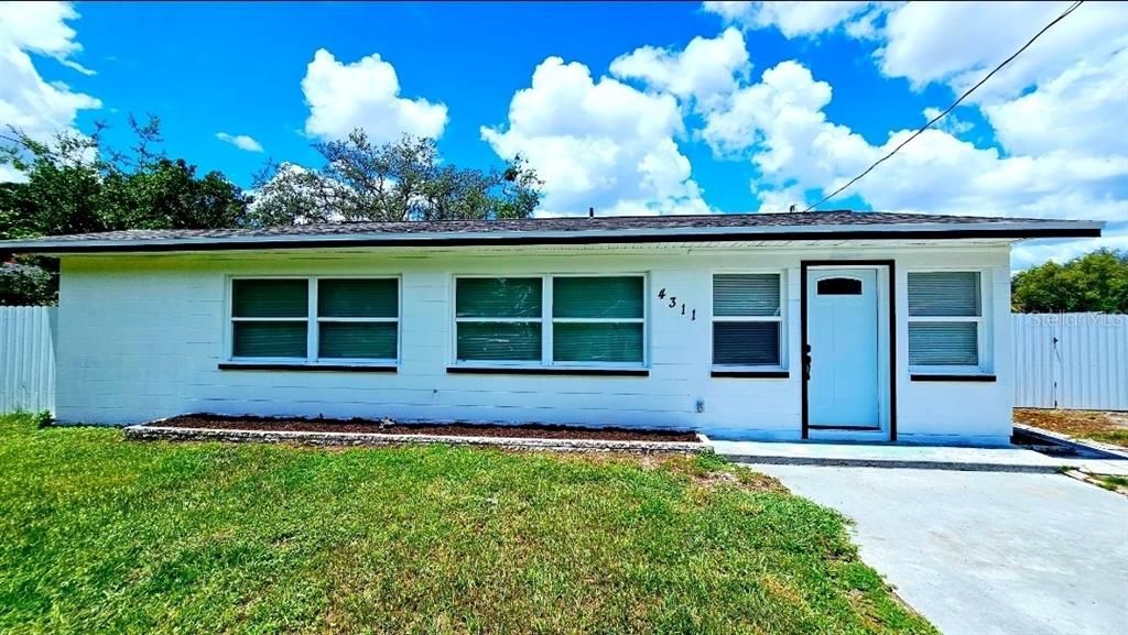 Exterior, Facade, Ranch