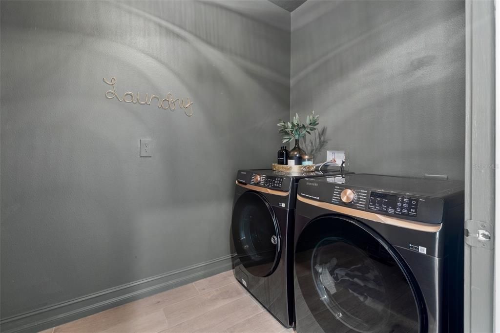 Interior, Washer, Wood Texture Flooring