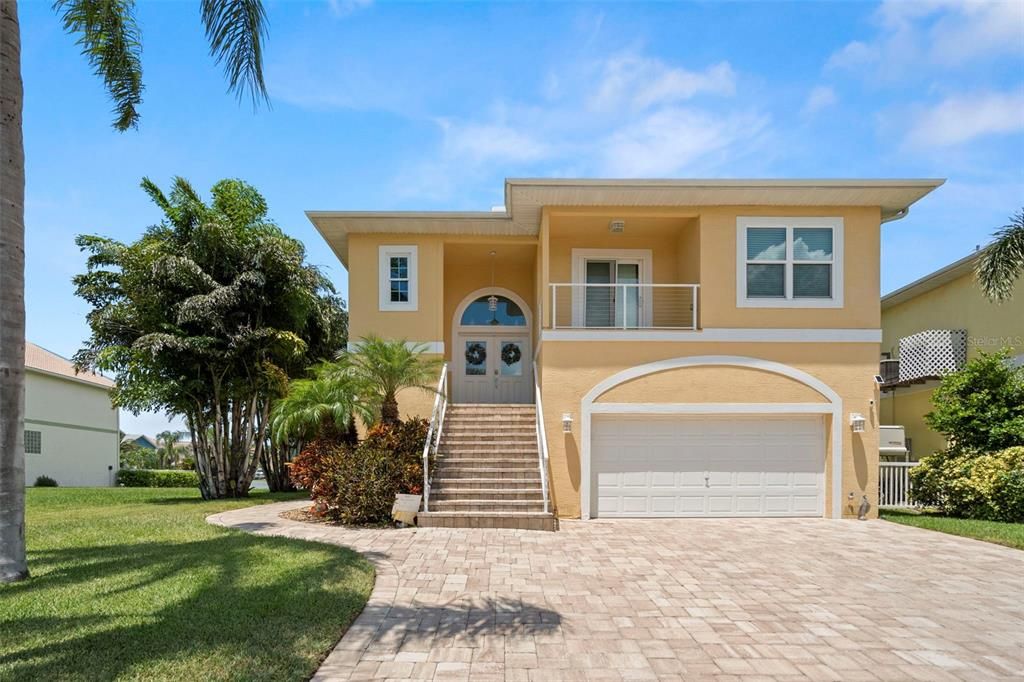Attached, Exterior, Facade, Mediterranean