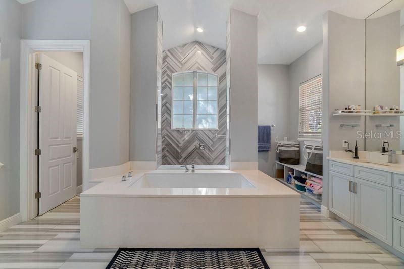 Bathroom, Interior, Recessed Lighting