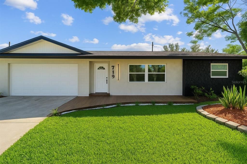 Attached, Exterior, Facade, Ranch