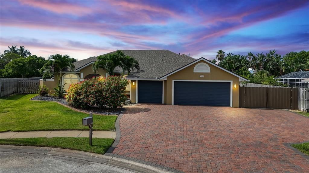 Attached, Exterior, Facade, Ranch