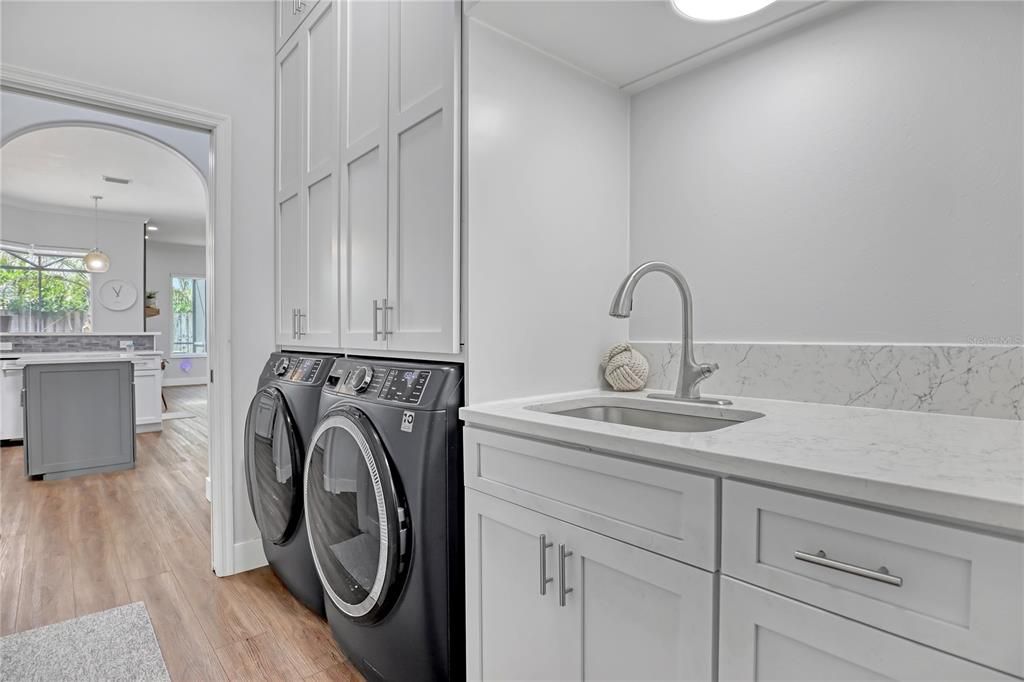 Interior, Pendant Lights, Recessed Lighting, Washer, Wood Texture Flooring
