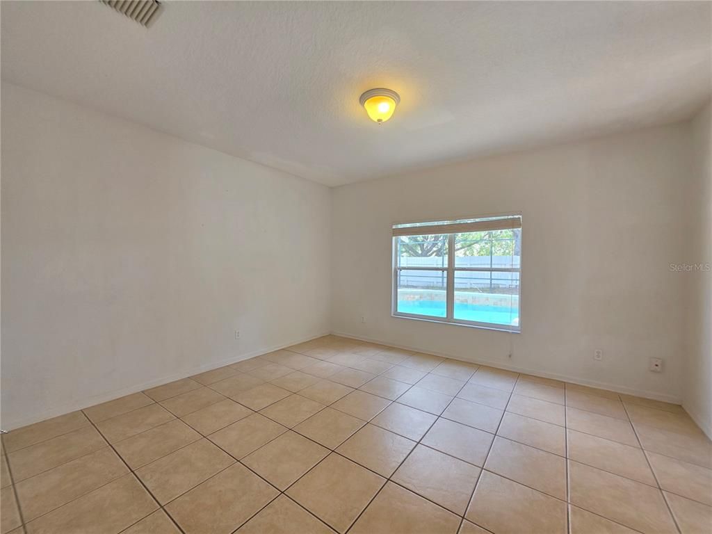 Empty room, Interior