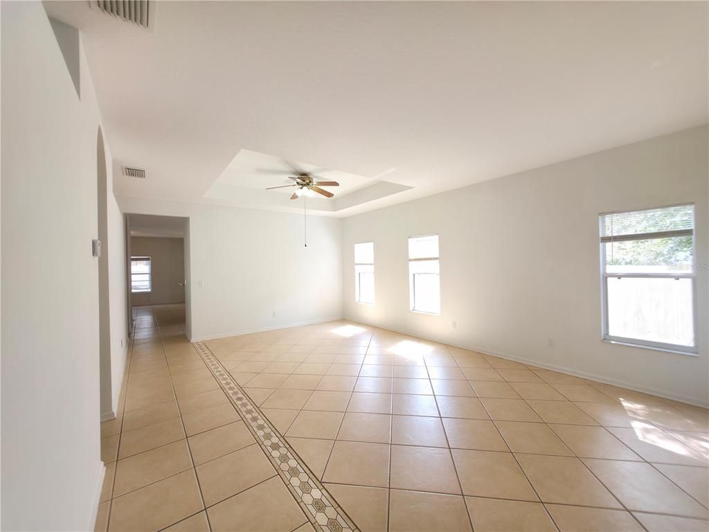 Empty room, Interior