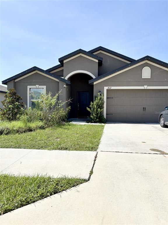 Attached, Exterior, Facade, American Craftsman