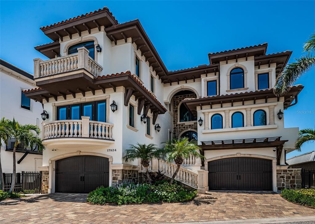 Attached, Exterior, Facade, Mediterranean