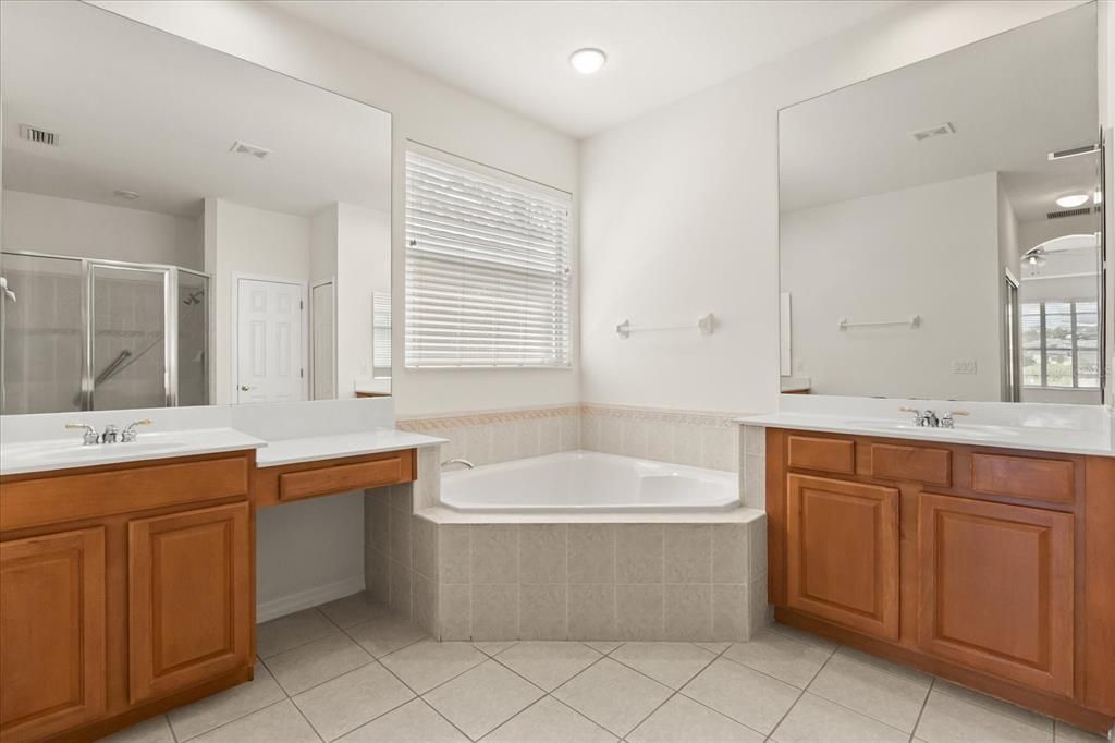 Bathroom, Dual Sink Vanities, Interior, Recessed Lighting