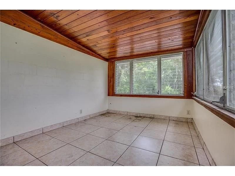 Empty room, Interior, Wooden Ceilings