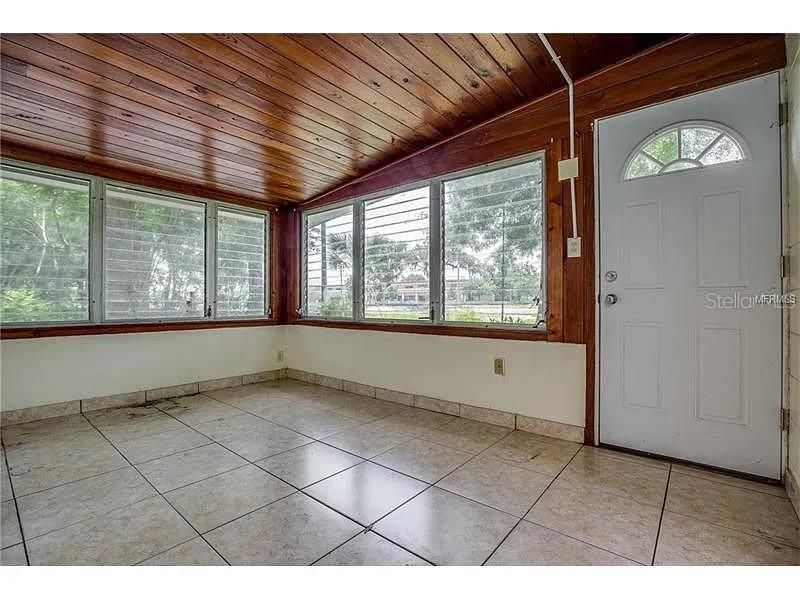Empty room, Interior, Wooden Ceilings