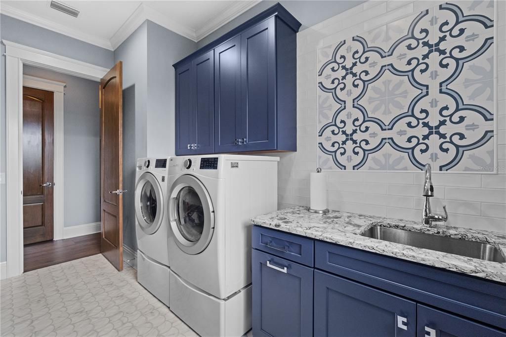 Interior, Washer, Wood Texture Flooring