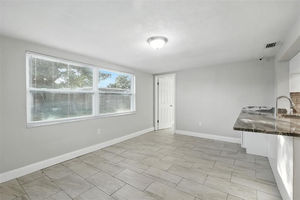 Empty room, Interior