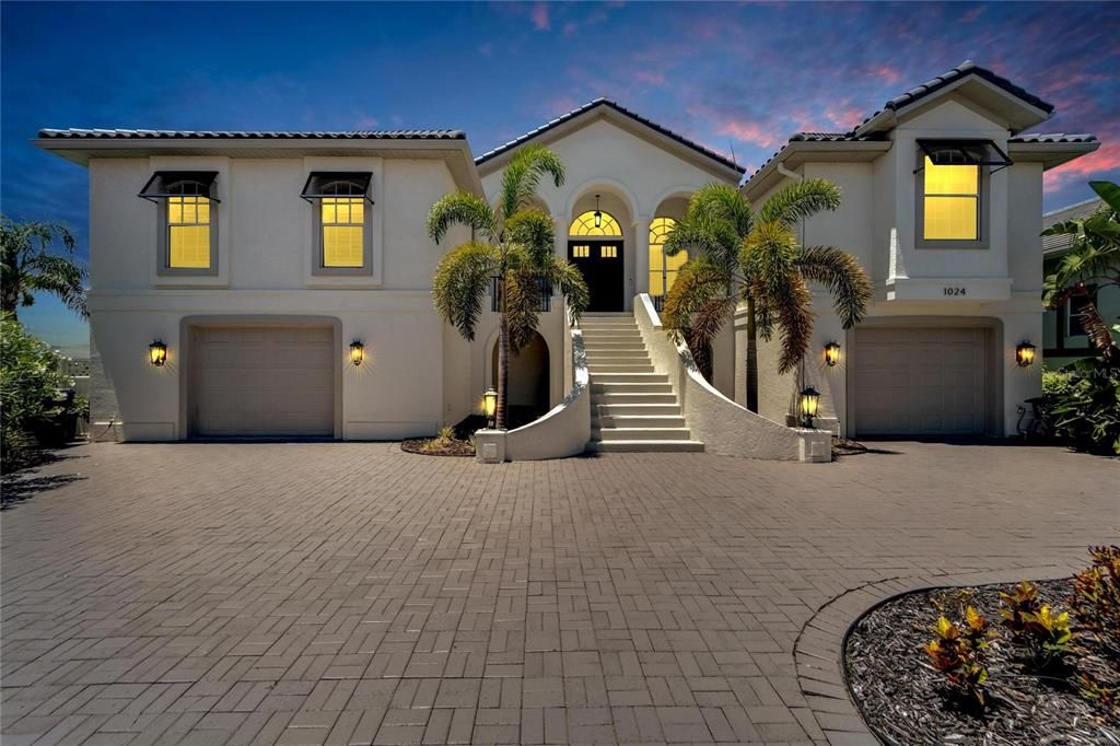 Attached, Exterior, Facade, Mediterranean