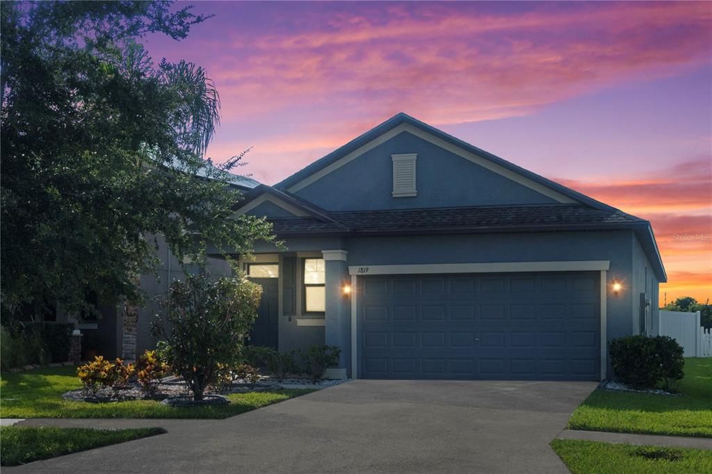 Attached, Exterior, Facade, American Craftsman