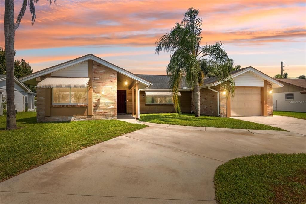 Attached, Exterior, Facade, Ranch