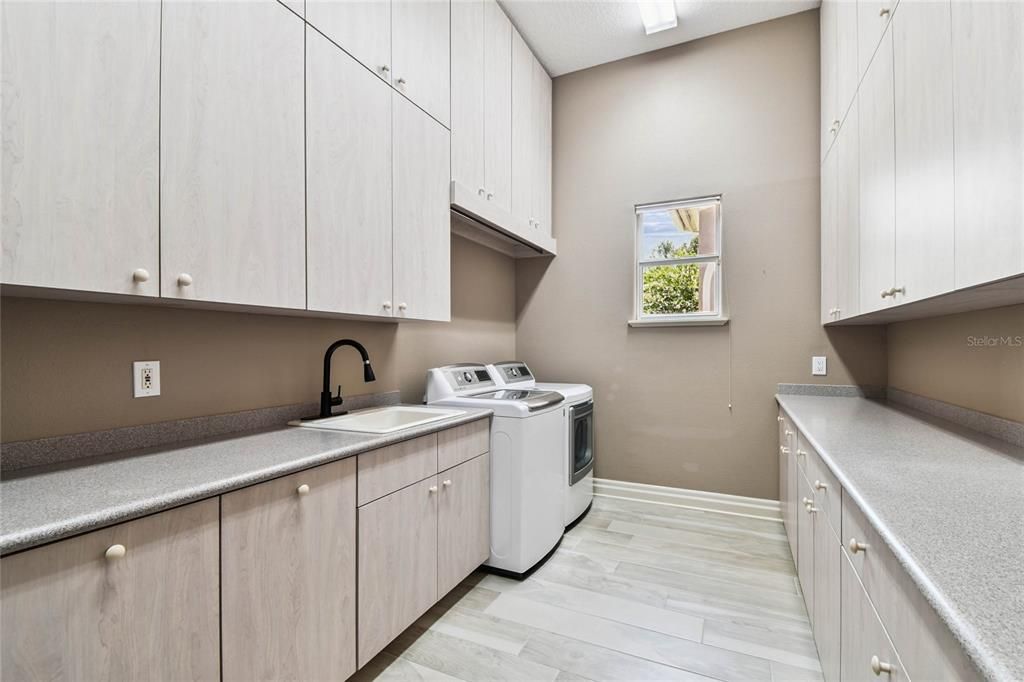 Interior, Washer, Wood Texture Flooring