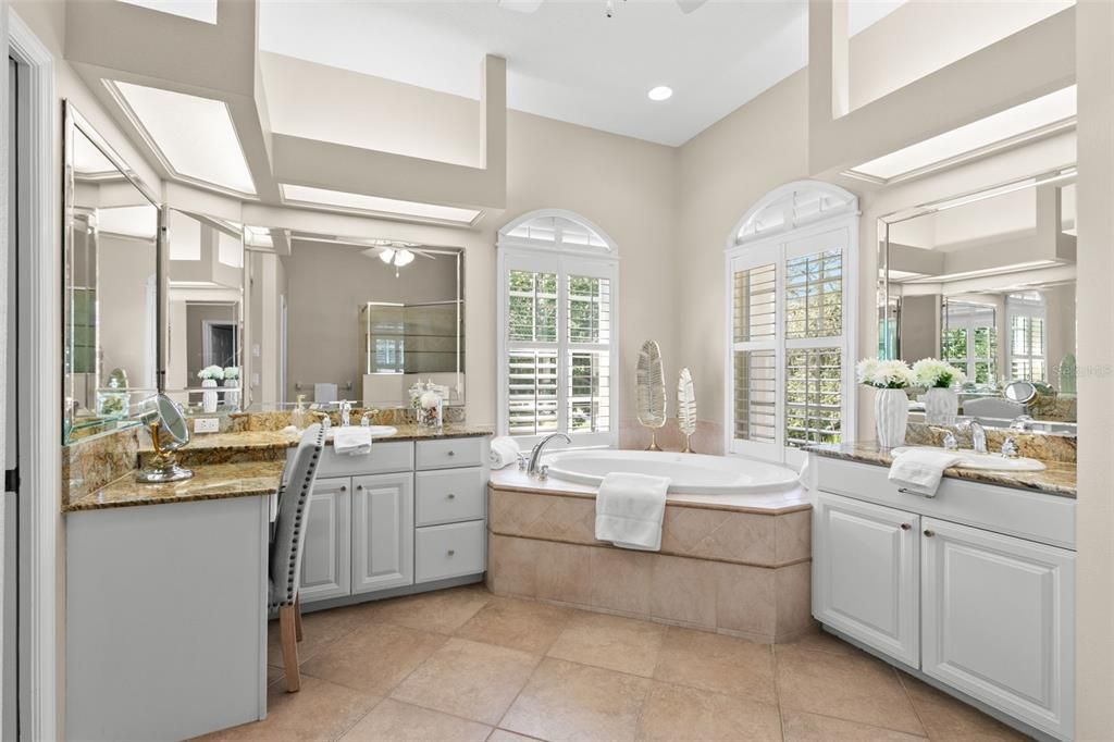 Bathroom, Dual Sink Vanities, Interior, Recessed Lighting