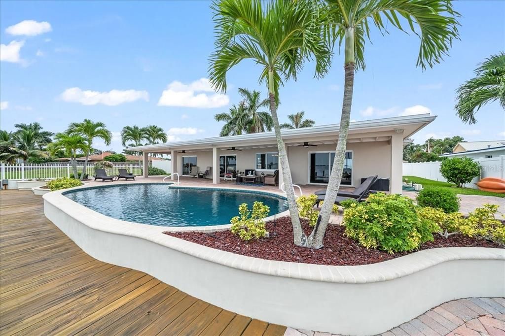 Exterior, Pool