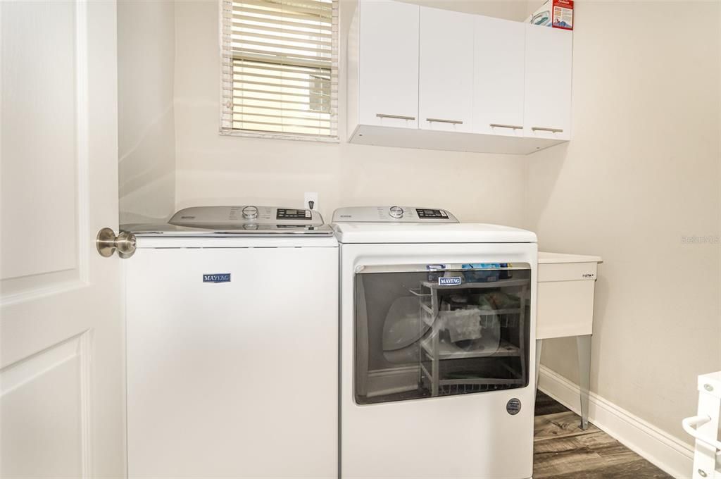 Interior, Washer, Wood Texture Flooring