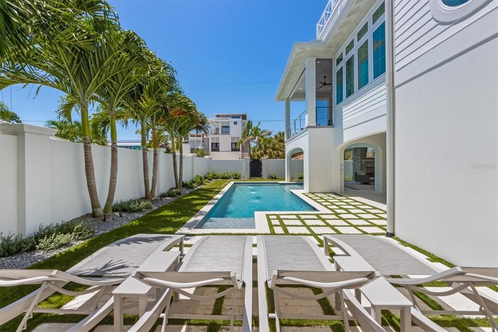 Exterior, Pool