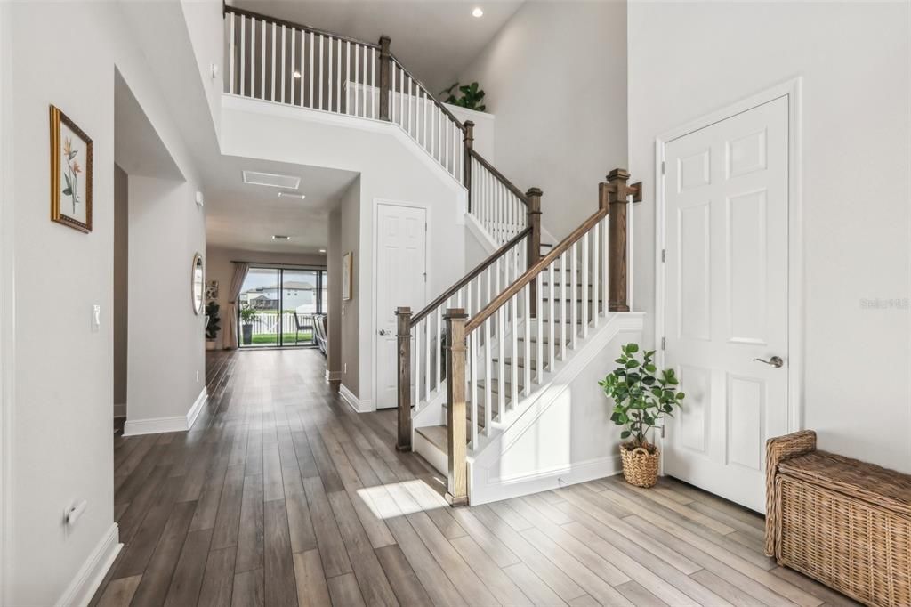 Interior, Recessed Lighting, Wood Texture Flooring