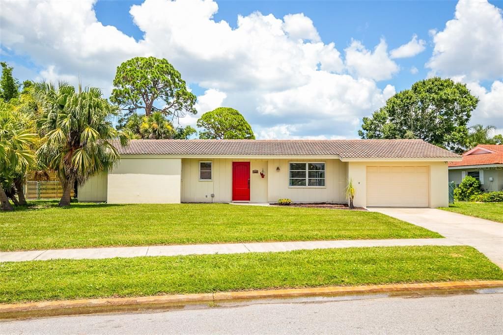 Attached, Exterior, Facade, Ranch