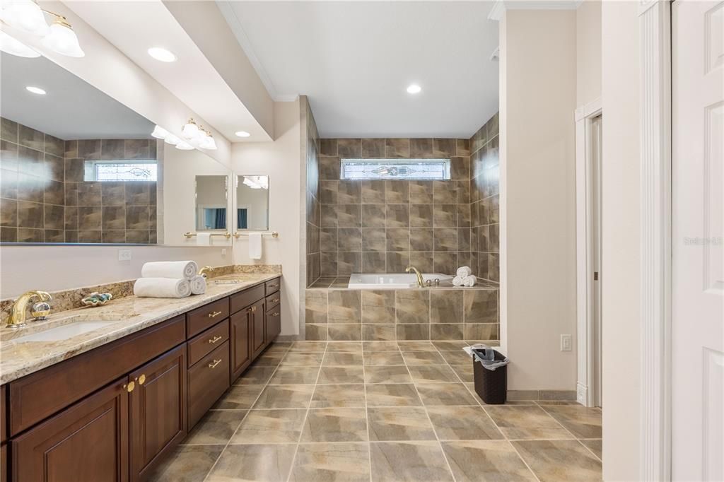 Bathroom, Dual Sink Vanities, Interior, Recessed Lighting