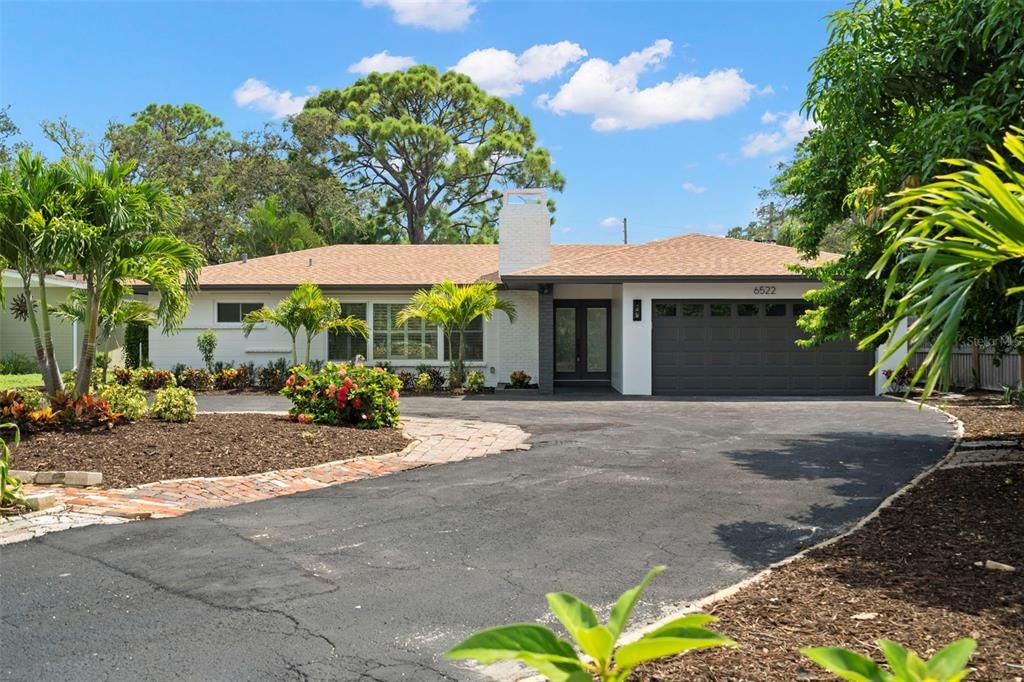 Attached, Exterior, Facade, Ranch