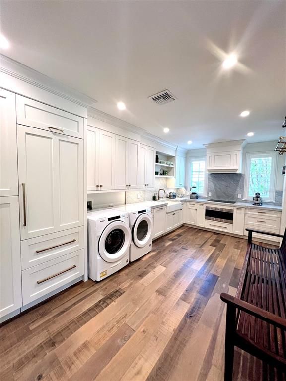 Interior, Recessed Lighting, Washer, Wood Texture Flooring