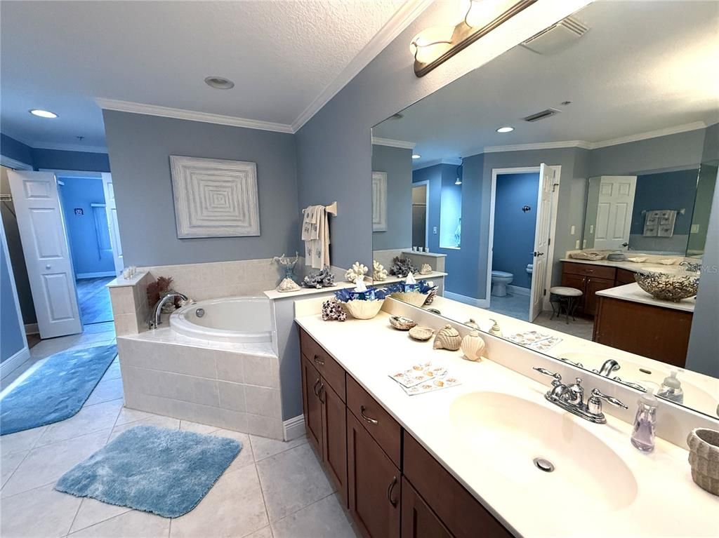 Bathroom, Dual Sink Vanities, Interior, Recessed Lighting