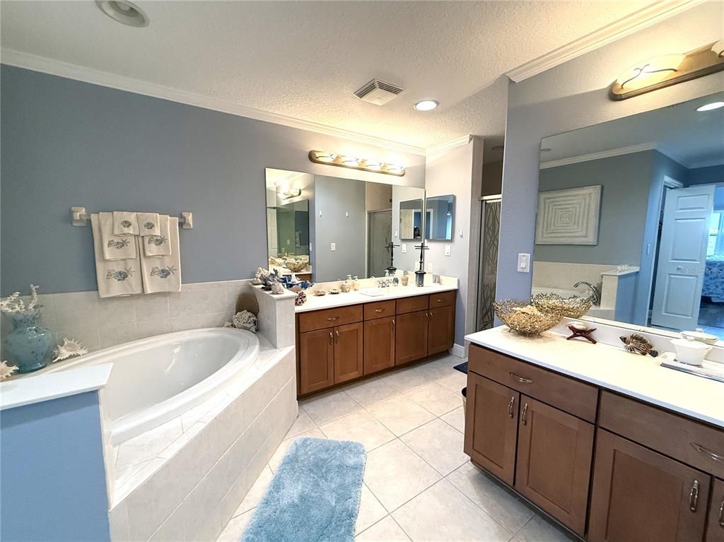 Bathroom, Dual Sink Vanities, Interior, Recessed Lighting