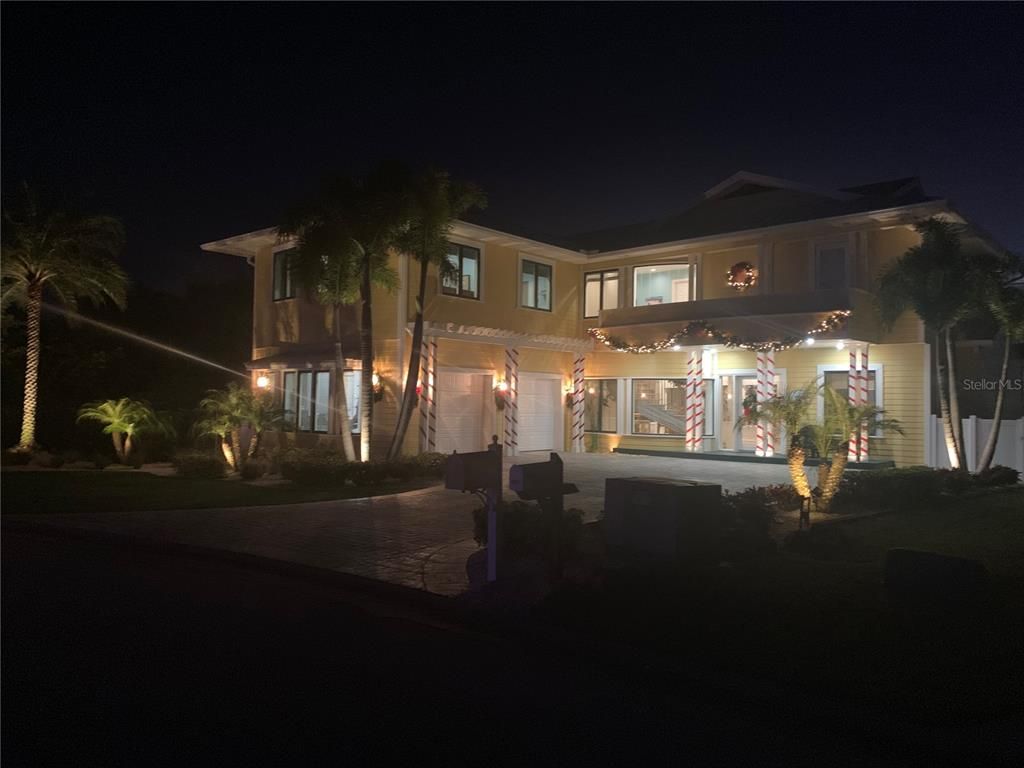 Attached, Exterior, Facade, Modern